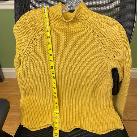 Cynthia Rowley rib knit mock neck sweater. Scalloped hem and sleeves Size M. - Picture 5 of 6